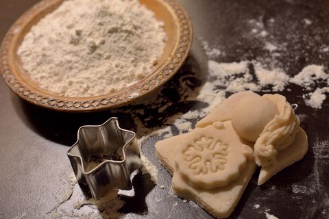 Salzteig-Rezept: Mehl, Ausstechform und Engelfigur aus Salzteig auf einem Tisch