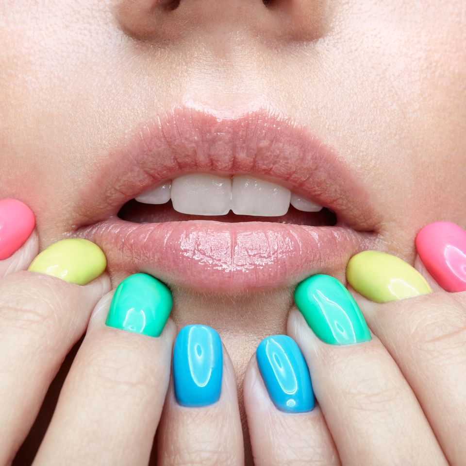 Nagellack-Farben: Nägel mit verschiedenen Farben