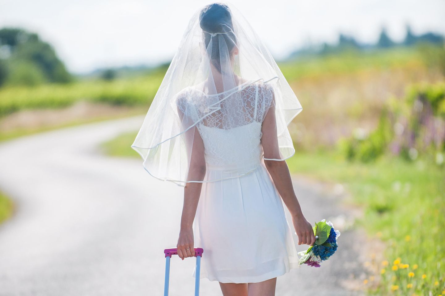 Frauen nach der Scheidung: Braut mit Koffer geht allein ihres Weges