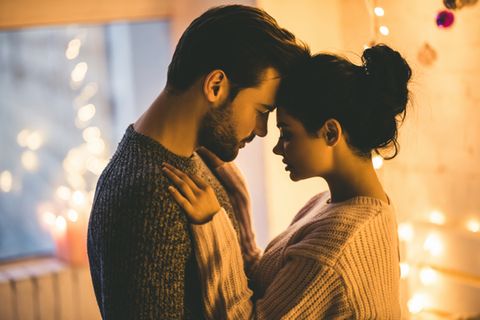 Sex an Silvester: Mann und Frau kurz vor einem Kuss