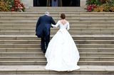 Prinzessin Eugenie hat sich für ein Kleid mit tiefem Rückenausschnitt und langer Schleppe von Peter Pilotto entscheiden