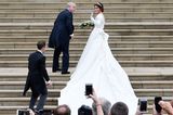 Prinzessin Eugenie wird von ihrem Vater Prinz Andrew in die Kirche geleitet. Die Enkelin der Queen hat sich für ein Kleid des Designers Peter Pilotto entschieden