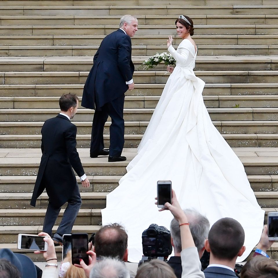 Prinzessin Eugenie wird von ihrem Vater Prinz Andrew in die Kirche geleitet. Die Enkelin der Queen hat sich für ein Kleid des Designers Peter Pilotto entschieden