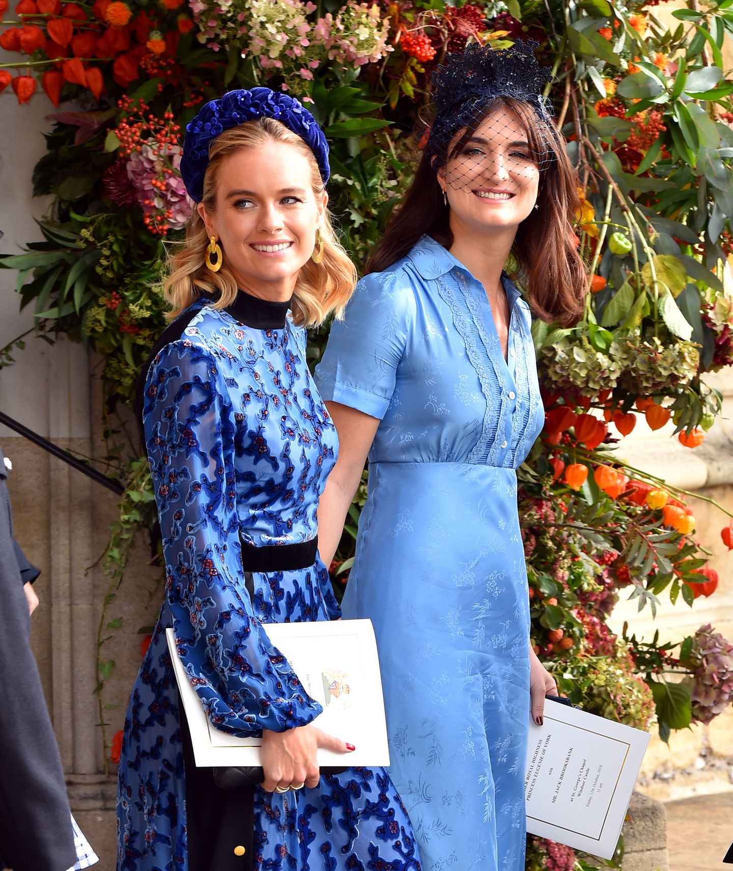 Harrys Ex-Freundin Cressida Bonas (links) besuchte die Hochzeit in einem gemusterten blauen Kleid und großem Haarreif