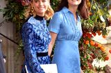Harrys Ex-Freundin Cressida Bonas (links) besuchte die Hochzeit in einem gemusterten blauen Kleid und großem Haarreif