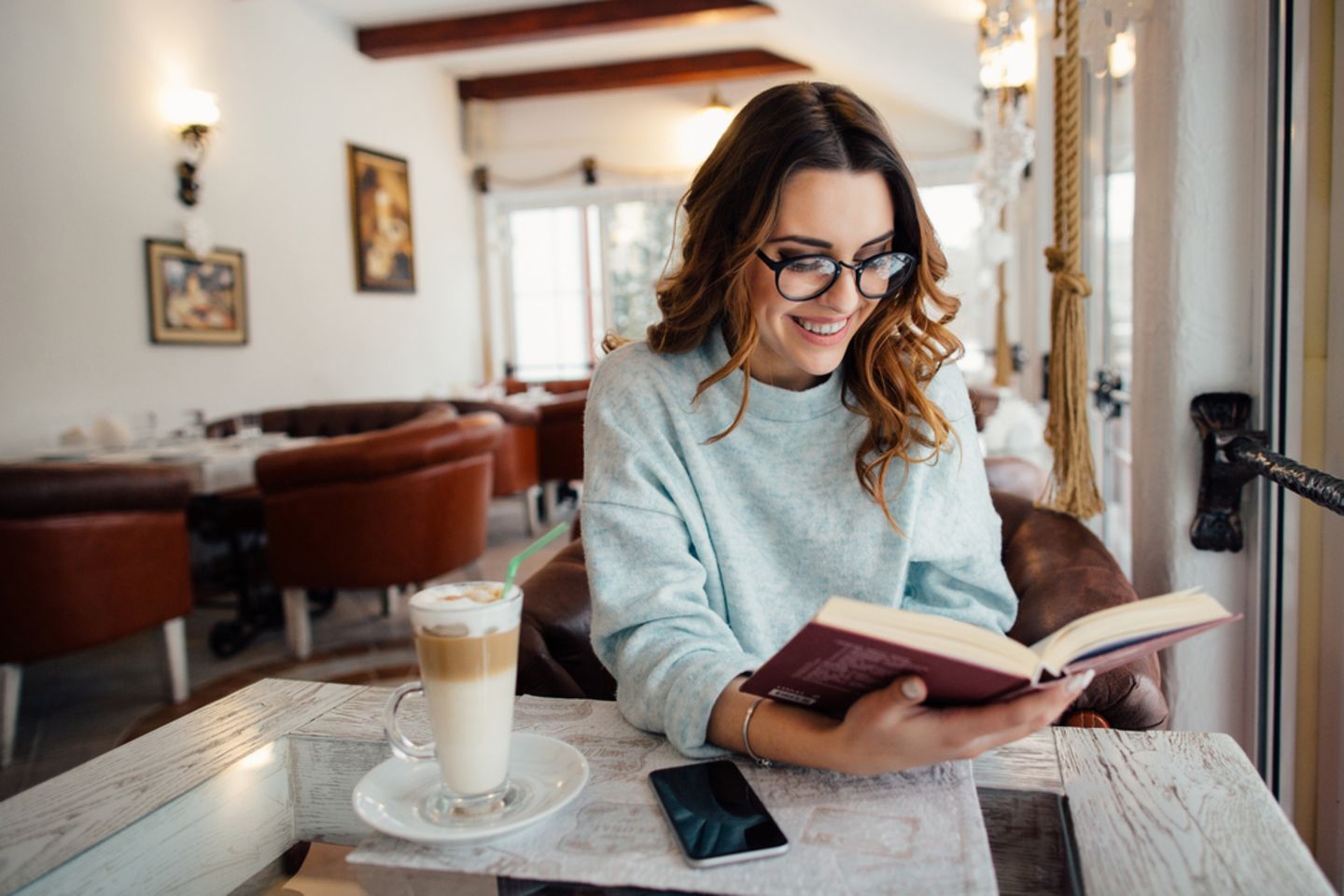 Speed Reading: Frau mit Buch in Café