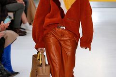 Fleece-Pullover bei der Show von Tod´s Herbst/Winter 2018 Fleece gibts auch schon auf den Laufstegen. Hier ein Pullover von Tod´s der Herbst/Winter Kollektion 2018.