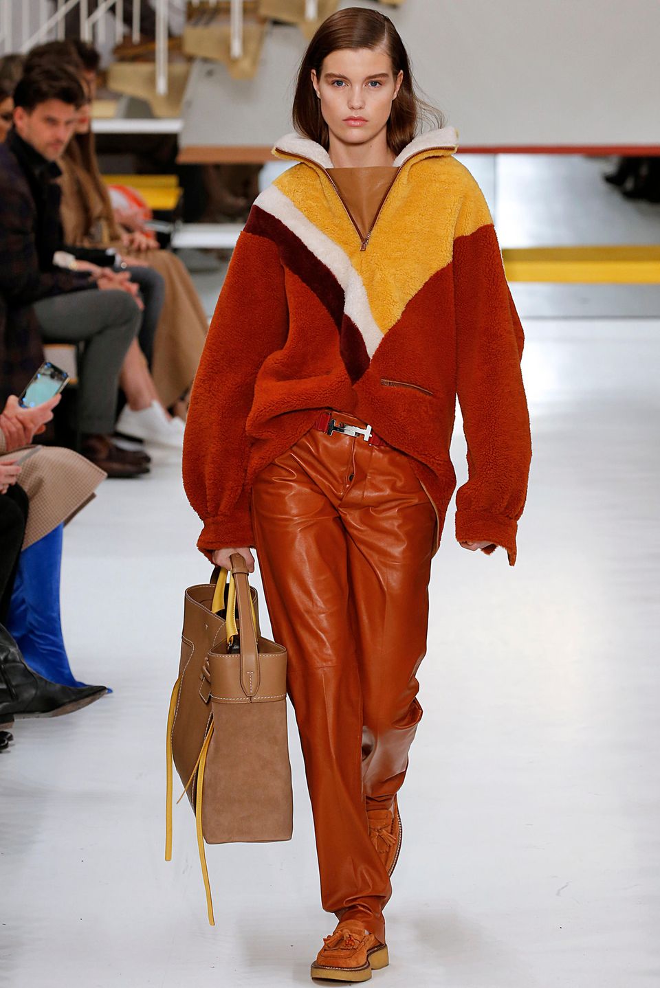 Fleece-Pullover bei der Show von Tod´s Herbst/Winter 2018 Fleece gibts auch schon auf den Laufstegen. Hier ein Pullover von Tod´s der Herbst/Winter Kollektion 2018.
