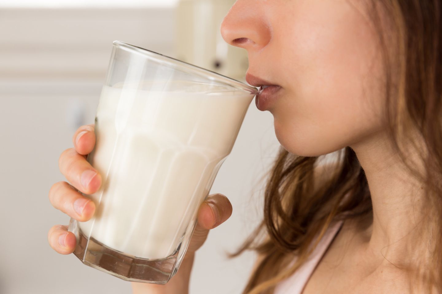 Antibiotika und Milch: Frau trinkt Milch