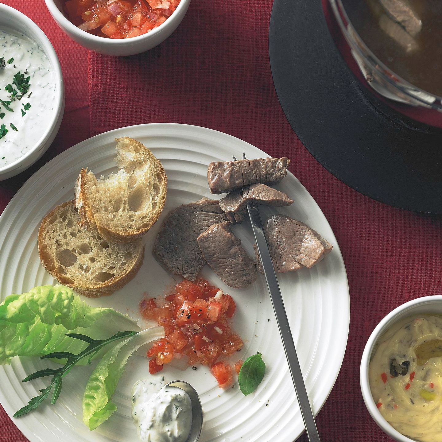 Fleisch-Fondue mit dreierlei Soßen