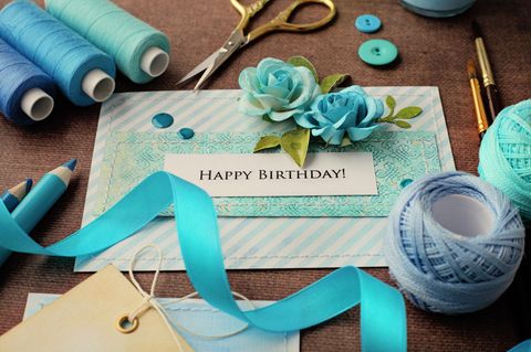 Geburtstagskarte basteln: Briefumschlag, Schere und Garn