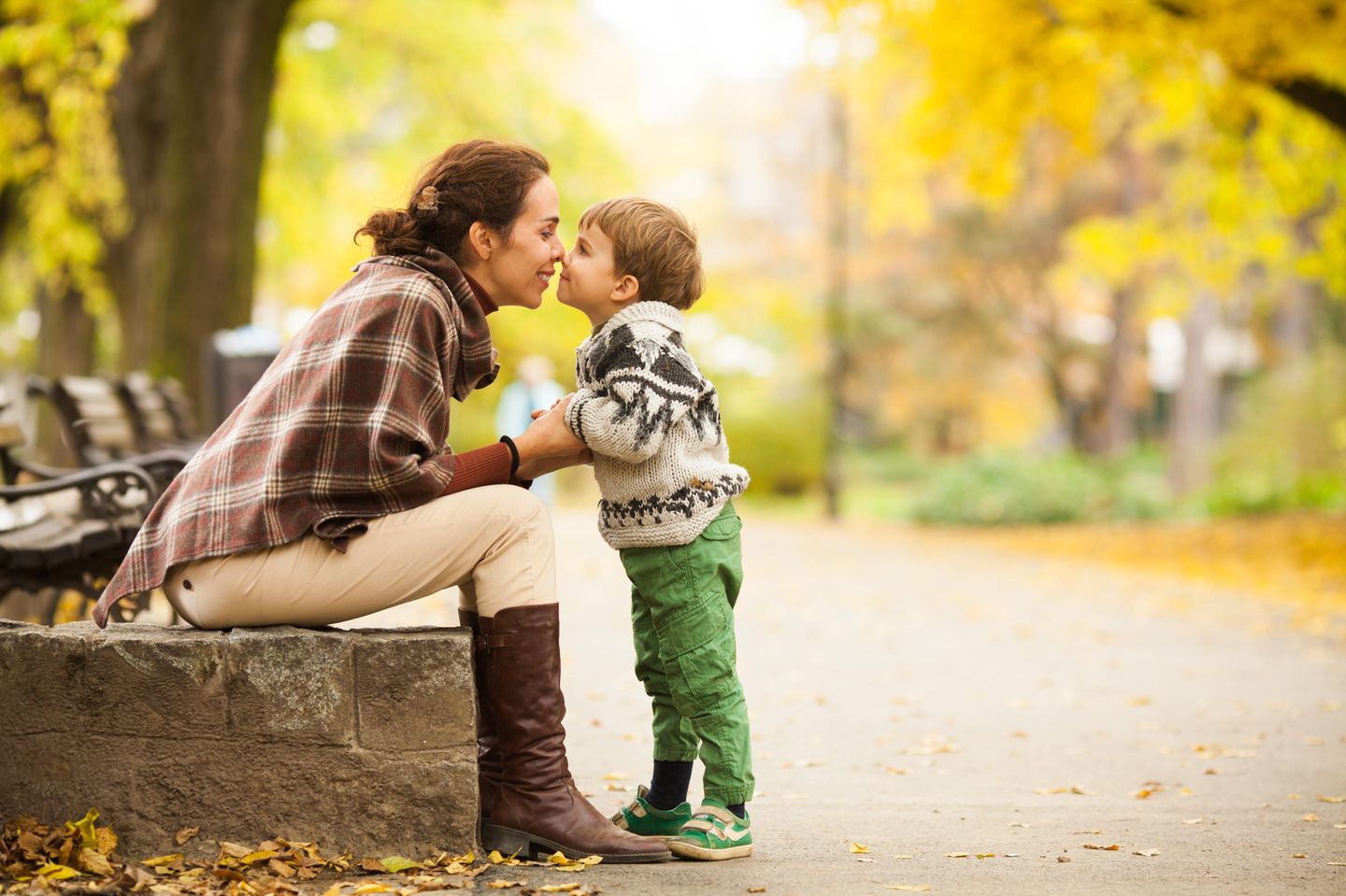 Ausgeglichene Kinder: Eine Mutter mit ihrem Sohn beim Herbstspaziergang