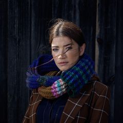 Anna Bederke trägt den "Schal fürs Leben"