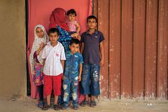 In Not Familie Awad ohne Vater Tarek. Er wurde in syrischer Haft gefoltert und ist physisch wie psychisch zerstört. Sohn Kassem (r.) muss für ihn arbeiten gehen