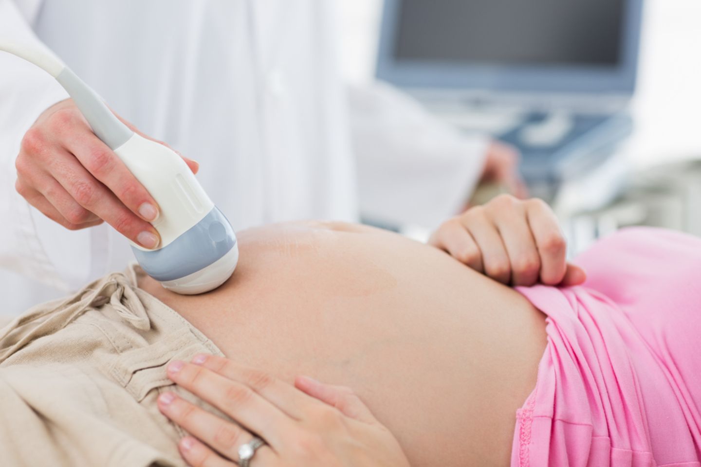 Nackenfaltenmessung: Schwangere bekommt Ultraschall