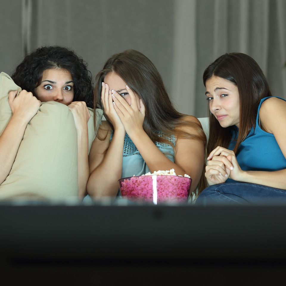 Halloween Filme: 3 Freundinnen gruseln sich auf der Couch