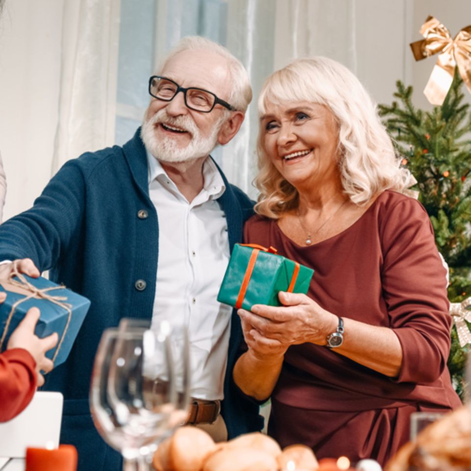 Weihnachtsgeschenke für Großeltern: Opa und Oma bekommen Geschenke