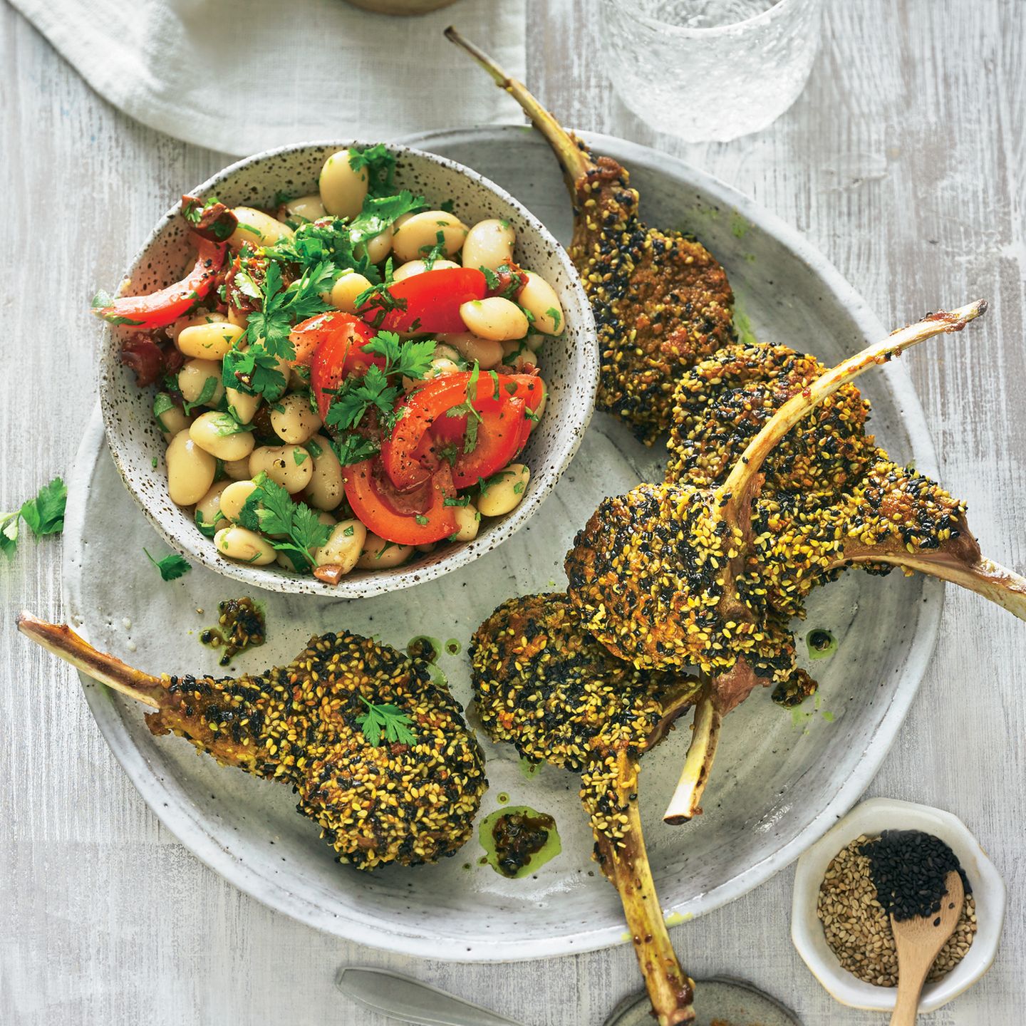 Lammkoteletts mit Sesam-Kurkuma-Kruste und Bohnen-Salat