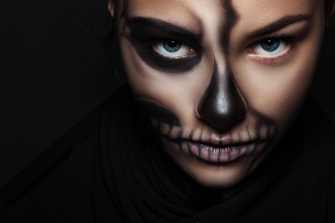 Das beliebteste Halloween-Tutorial aller Zeiten: Frau mit Halloween Make-up