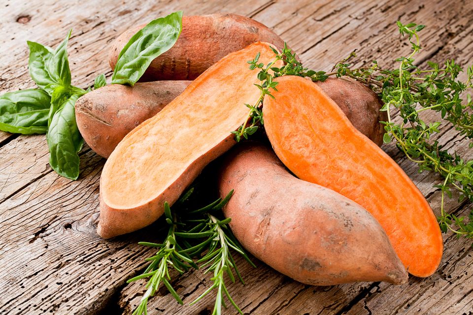 Süßkartoffeln gesund: Süßkartoffeln auf dem Tisch