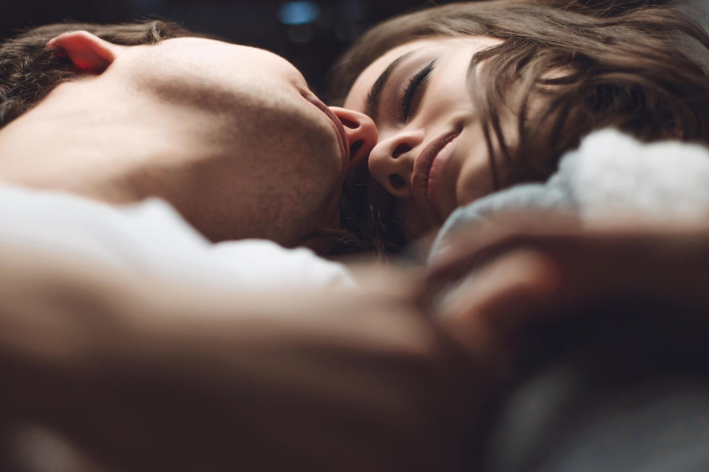 Mit dem falschen mann schlafen: Mann und Frau im Bett