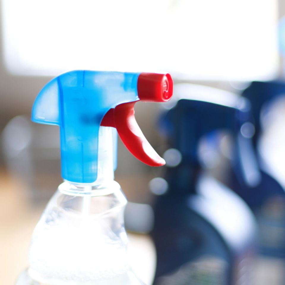 Salmiakgeist: Reinigungsspray in der Sprühflasche