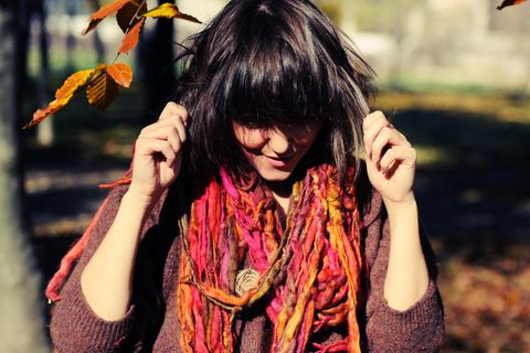 Zufriedenheit erkennen: Eine junge Frau genießt den Herbst