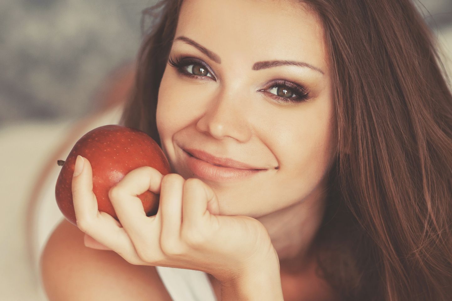 Apfelessig für die Haut: Frau mit einem Apfel in der Hand