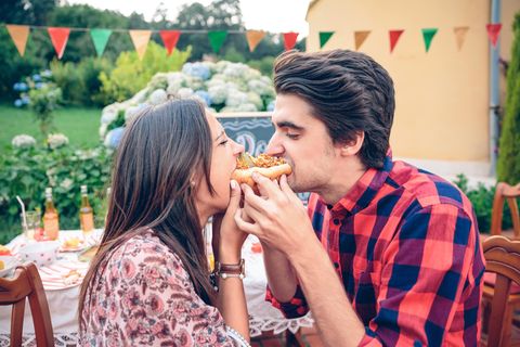 Zunehmen in der Beziehung: Paar teilt sich Hotdog