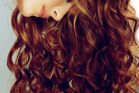 Locken haltbar machen: Frau mit langen roten Haaren und Locken