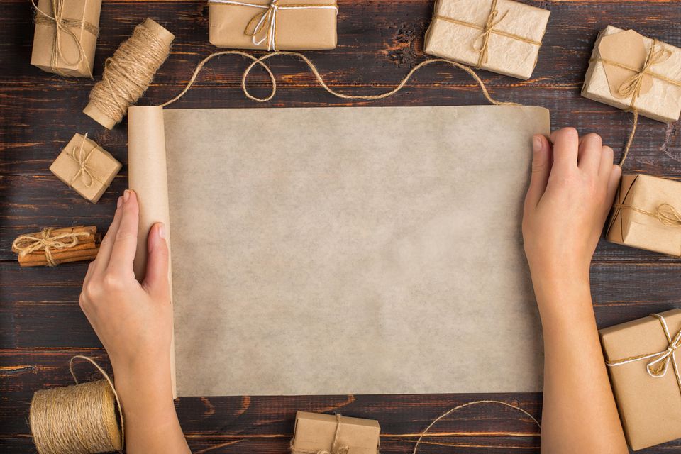 Geschenkpapier selber machen: Frau breitet Packpapier aus