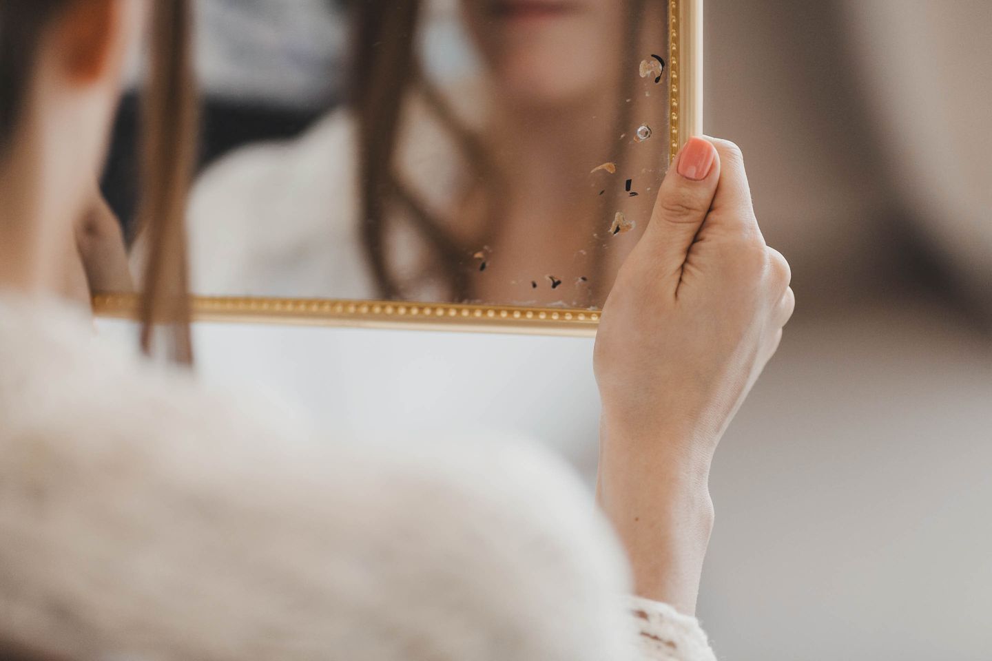 Angst vor sich selbst: Frau, die Spiegel vor sich hält