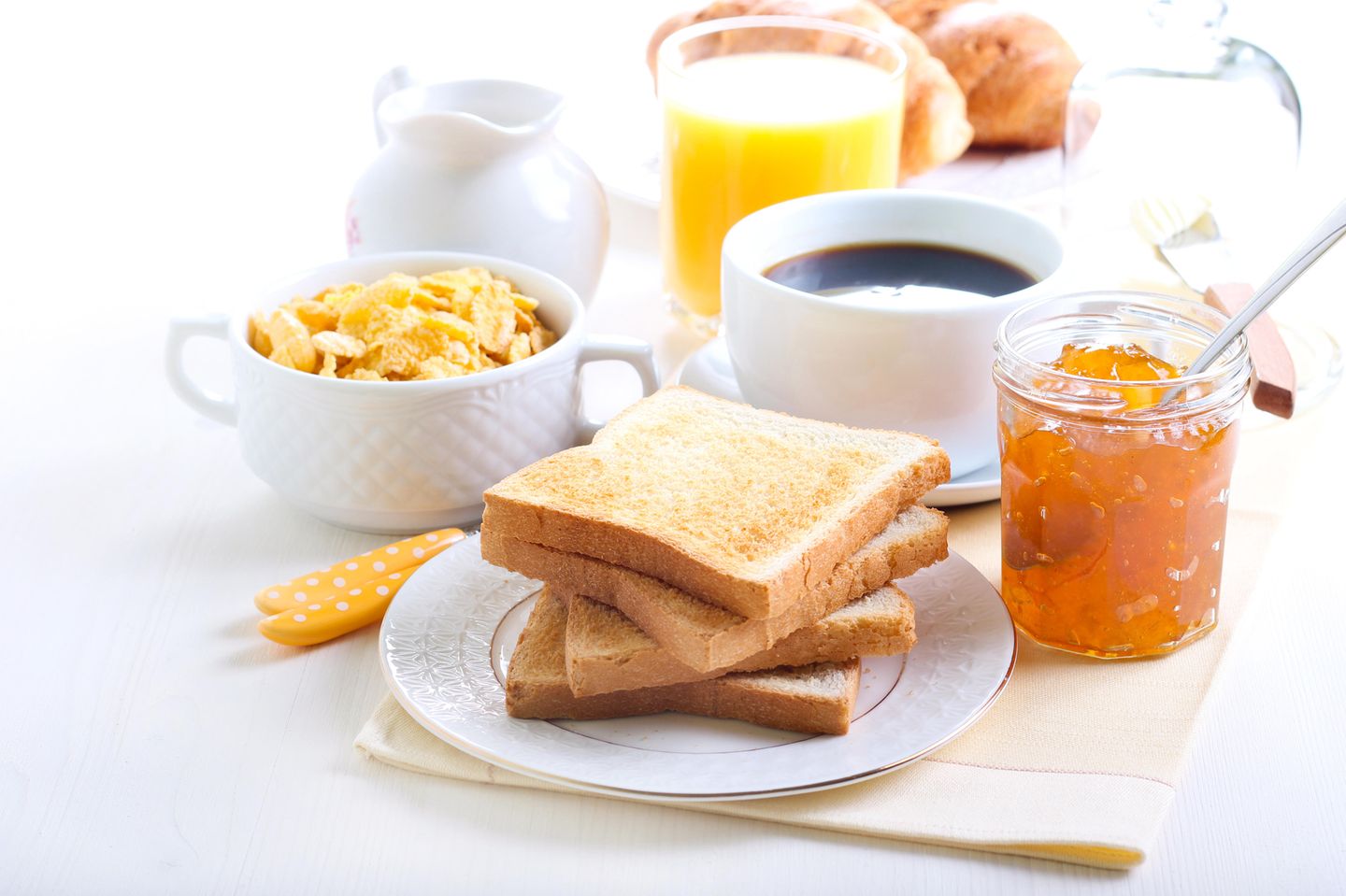 Lebensmittel, die schnell wieder hungrig machen: Frühstückstisch