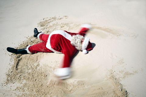 Urlaub über Weihnachten: Weihnachtsmann am Strand