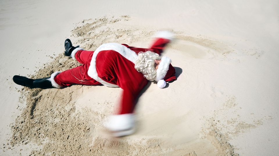Urlaub über Weihnachten: Weihnachtsmann am Strand