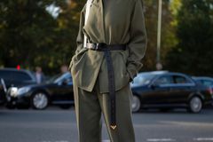 Dieser Herbsttrend macht eine schlanke Taille Herbsttrend: Frau mit schmalem Taillengürtel