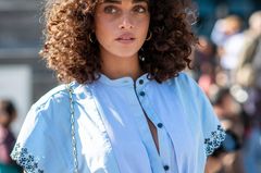 Dieser Herbsttrend macht eine schlanke Taille Herbsttrend: Frau mit breitem Taillengürtel