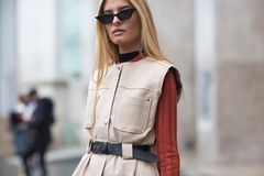 Dieser Herbsttrend macht eine schlanke Taille Herbsttrend: Frau mit Weste und Taillengürtel