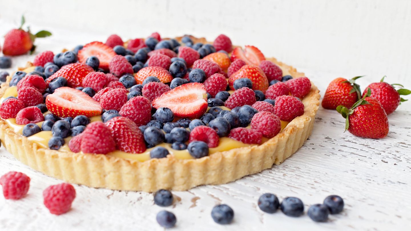 Rikes Backschule: Biskuitkuchen mit Beeren | BRIGITTE.de