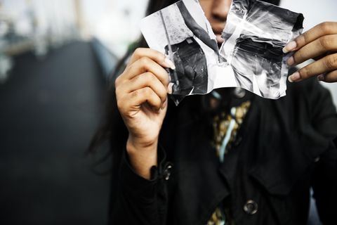 Entlieben: Frau zerreißt Foto von einem Mann