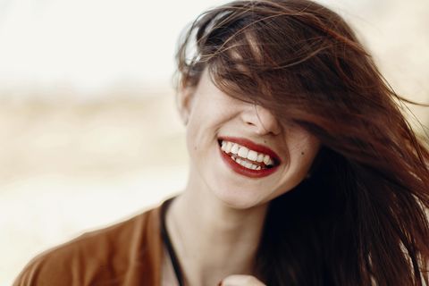 Vitamine für die Haare: Lachende Frau mit langen, gesunden Haaren