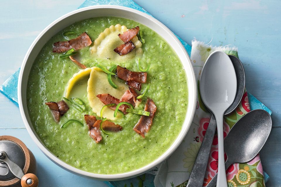Broccolicremesuppe mit Schinkennudeln Broccolicremesuppe mit Schinkennudeln
