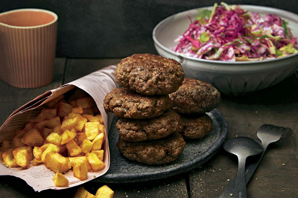 Cole Slaw aus Rotkohl mit Buletten und Kartoffelwürfeln Cole Slaw aus Rotkohl mit Buletten und Kartoffelwürfeln