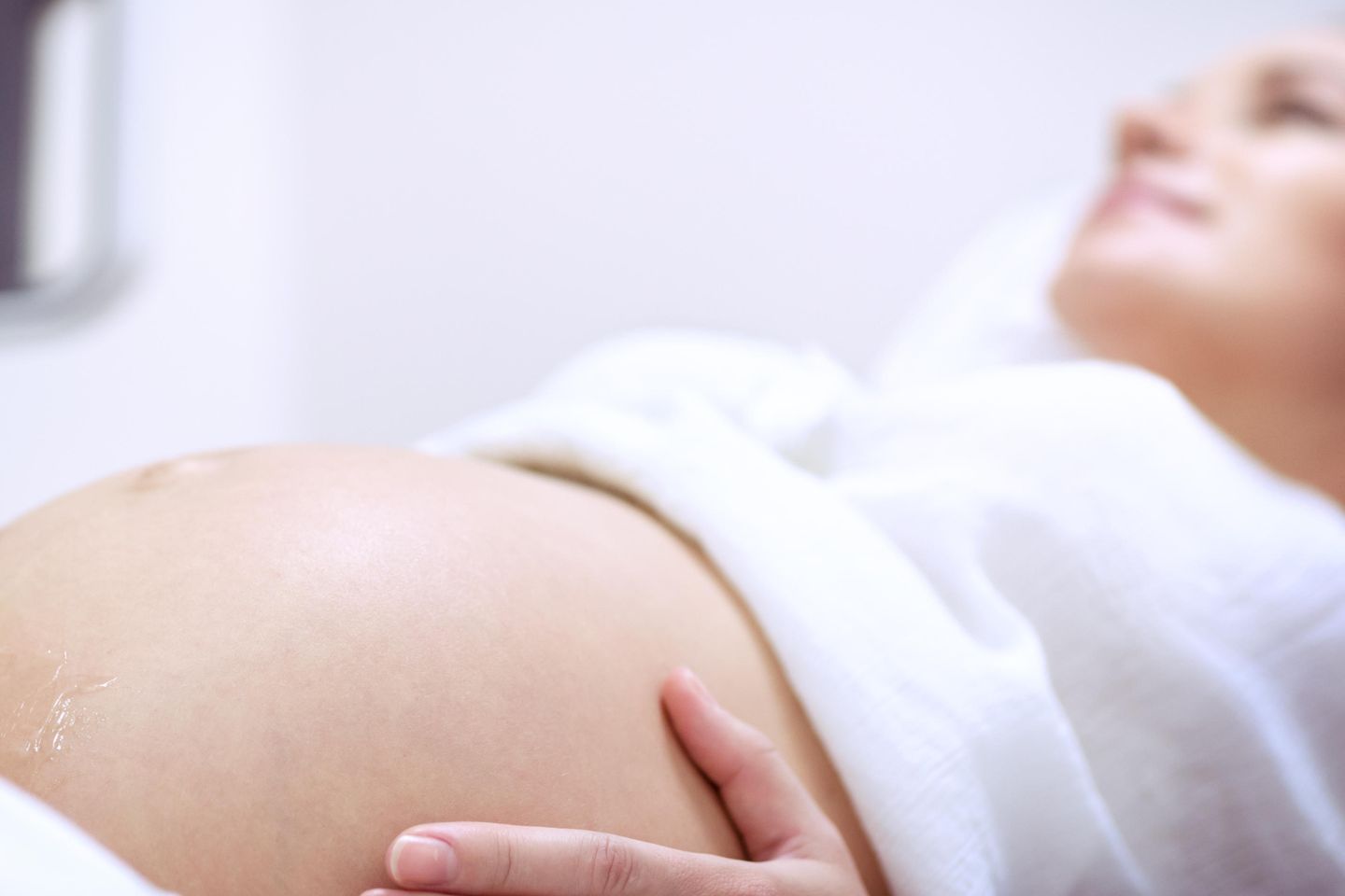 Schwere Geburt: Mutter beim Ultraschall
