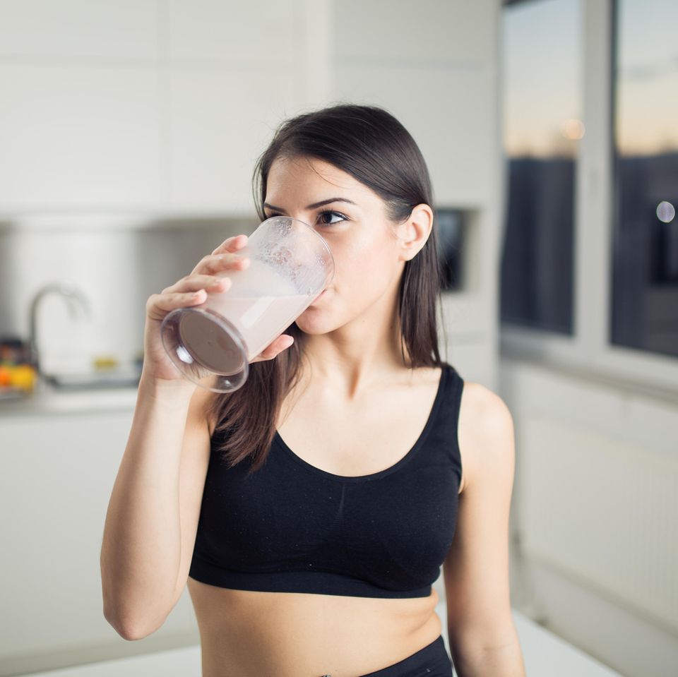 BCM-Diät: Frau trinkt Proteinshake