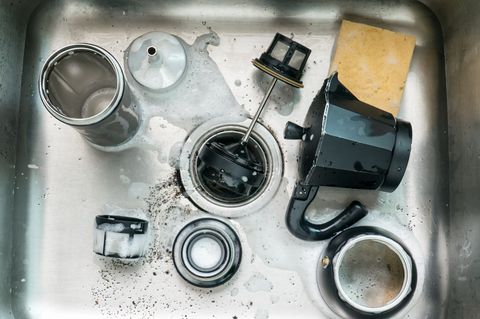 Kaffeekanne reinigen: Kaffeekanne zerteilt in der Spüle