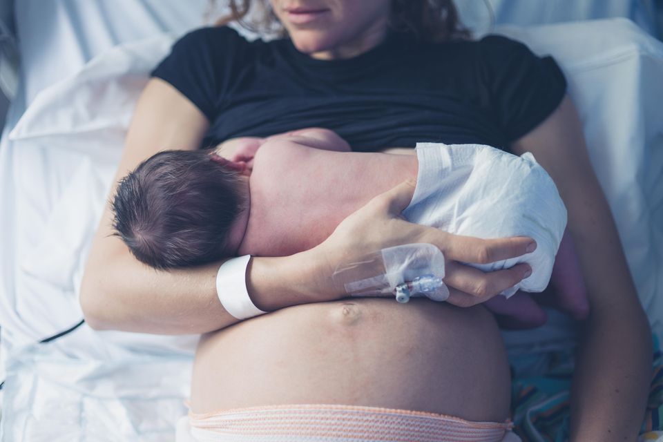Babys ohne Arme: Eine Mutter hält ihr Baby im Arm