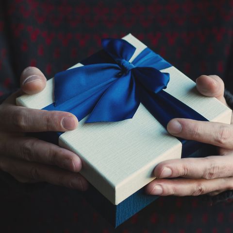 Weihnachtsgeschenk für Opa: Mann hält Geschenk