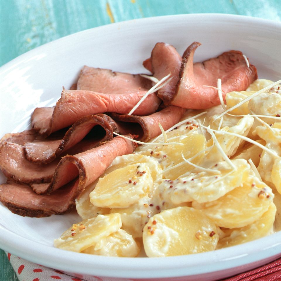 Kartoffelsalat mit Meerrettich-Mayonnaise und Roastbeef