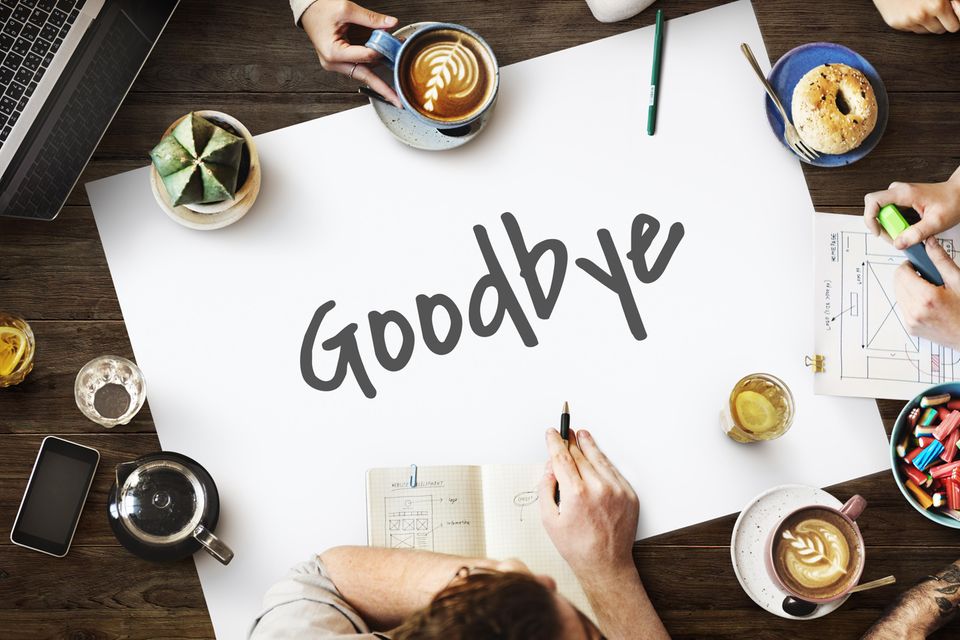 Abschied: Kollegin gebührend verabschieden - Poster in der Mitte eines Tisches mit der Aufschrift "Goodbye"